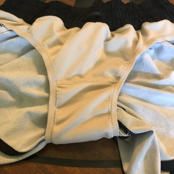 Lululemon Black & white running shorts w/ lining. Size 4 EUC - Picture 5 of 6